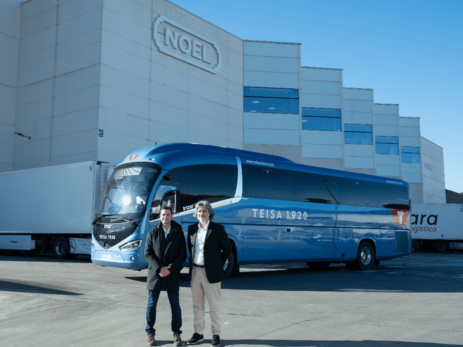 AlexGilabertdirectorigerentdeTEISAiAlbertSanantondirectorcorporatiudePersonesdeNoeldavantdunautobusdeTEISAalesinstallacionsdeNoelaBeguda.